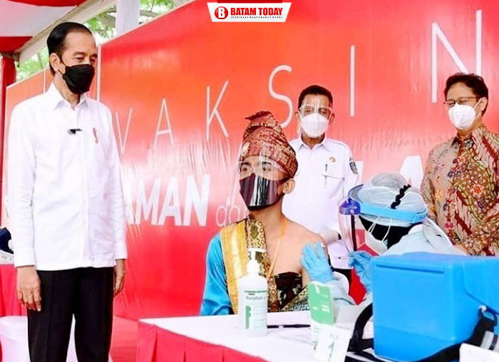 Presiden RI, Joko Widodo saat meninjau proses pelaksanaan vaksinasi